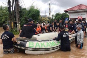 SRT Bakamla Evakuasi Korban banjit Jakarta.
